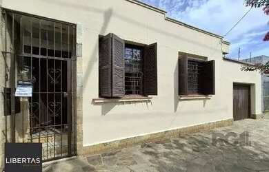 Imagem: A casa possui 2 Dormitórios, 2 Banheiros, 2 Vagas na garagem