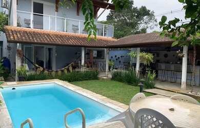 Imagem: A casa possui 4 Dormitórios, 5 Banheiros, 2 Vagas na garagem