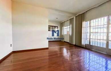 Imagem: A casa possui 3 Dormitórios, 3 Banheiros, 220m² de Área e