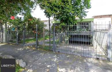 Imagem: A casa possui 3 Dormitórios, 3 Banheiros, 4 Vagas na garagem