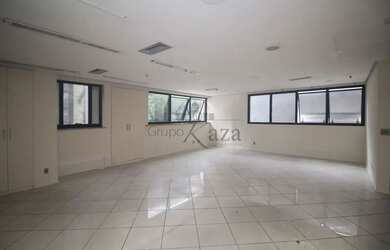 Imagem: O depósito possui 3 Vagas na garagem, 100m² de Área e está