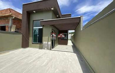 Imagem: A casa possui 3 Dormitórios, 2 Banheiros, 2 Vagas na garagem