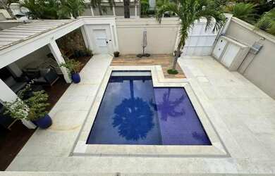 Imagem: A casa em condomínio possui 3 Dormitórios, 5 Banheiros, 530m²