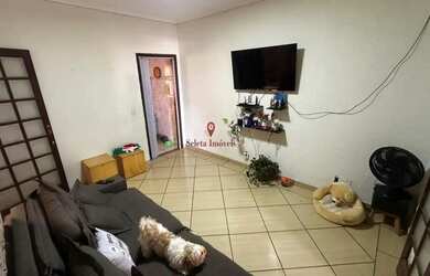 Imagem: A casa possui 1 Dormitório, 1 Banheiro, 1 Vaga na garagem