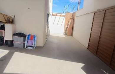 Imagem: A casa possui 3 Dormitórios, 2 Banheiros, 1 Vaga na garagem