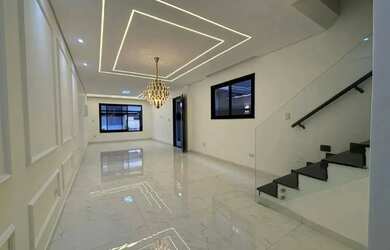 Imagem: A casa possui 4 Dormitórios, 4 Banheiros, 2 Vagas na garagem