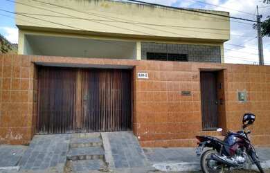 Imagem: A casa possui 3 Dormitórios, 2 Banheiros, 1 Vaga na garagem