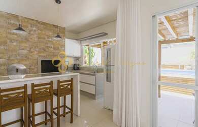 Imagem: A casa possui 4 Dormitórios, 5 Banheiros, 4 Vagas na garagem