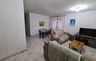 Imagem: A casa possui 3 Dormitórios, 1 Banheiro, 4 Vagas na garagem