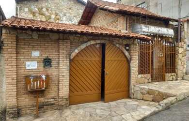 Imagem: A casa possui 4 Dormitórios, 2 Banheiros, 2 Vagas na garagem