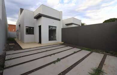 Imagem: A casa possui 2 Dormitórios, 1 Banheiro, 2 Vagas na garagem