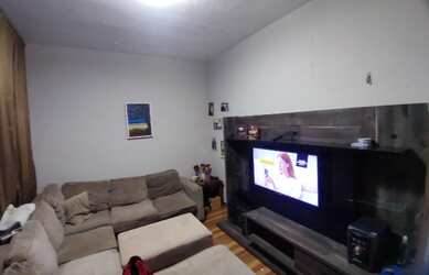 Imagem: A casa possui 3 Dormitórios, 1 Banheiro, 2 Vagas na garagem