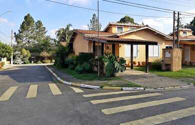 Imagem: A casa possui 3 Dormitórios, 2 Banheiros, 1 Vaga na garagem