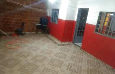 Imagem: A casa possui 3 Dormitórios, 2 Banheiros, 1 Vaga na garagem