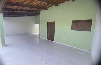 Imagem: A casa possui 3 Dormitórios, 2 Banheiros, 2 Vagas na garagem