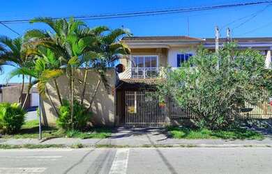Imagem: A casa possui 3 Dormitórios, 2 Banheiros, 2 Vagas na garagem