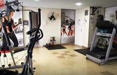 Imagem: O apartamento possui 2 Dormitórios, 1 Banheiro, 1 Vaga na garagem