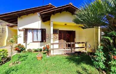 Imagem: A casa possui 3 Dormitórios, 3 Banheiros, 4 Vagas na garagem