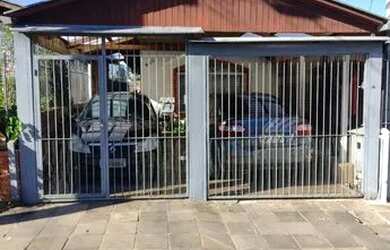 Imagem: A casa possui 3 Dormitórios, 1 Banheiro, 2 Vagas na garagem