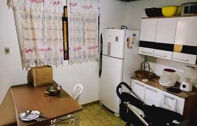 Imagem: A casa possui 3 Dormitórios, 1 Banheiro, 2 Vagas na garagem