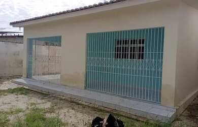 Imagem: A casa possui 3 Dormitórios, 2 Banheiros, 4 Vagas na garagem