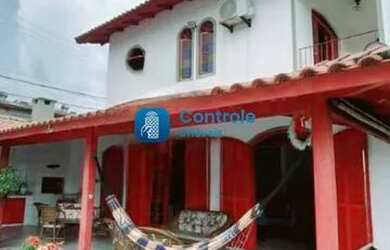 Imagem: A casa possui 4 Dormitórios, 5 Banheiros, 3 Vagas na garagem