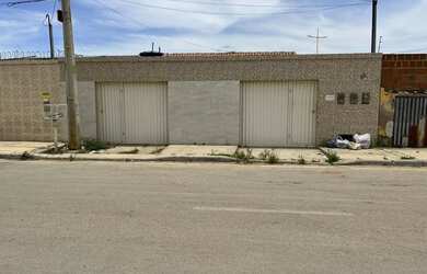 Imagem: A casa possui 2 Dormitórios, 1 Banheiro, 3 Vagas na garagem