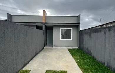 Imagem: A casa possui 2 Dormitórios, 1 Banheiro, 2 Vagas na garagem