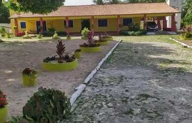 Imagem: A casa possui 4 Dormitórios, 4 Banheiros, 5 Vagas na garagem