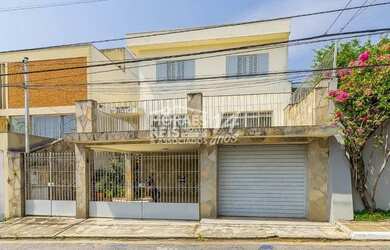 Imagem: A casa possui 4 Dormitórios, 3 Banheiros, 2 Vagas na garagem