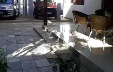 Imagem: A casa possui 4 Dormitórios, 5 Banheiros, 4 Vagas na garagem