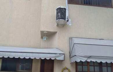 Imagem: A casa possui 3 Dormitórios, 2 Banheiros, 3 Vagas na garagem