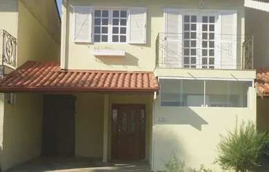 Imagem: A casa possui 3 Dormitórios, 2 Banheiros, 1 Vaga na garagem