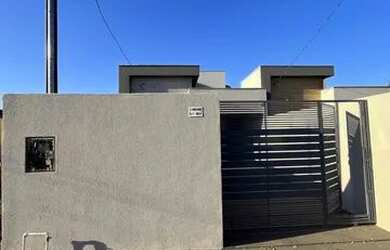 Imagem: A casa possui 2 Dormitórios, 2 Banheiros, 2 Vagas na garagem