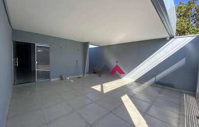 Imagem: A casa possui 3 Dormitórios, 2 Banheiros, 2 Vagas na garagem