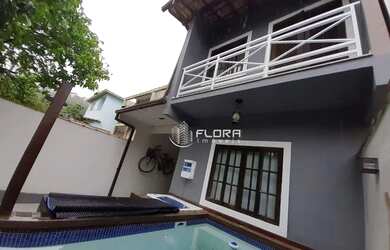 Imagem: A casa possui 2 Dormitórios, 2 Banheiros, 3 Vagas na garagem