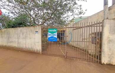 Imagem: A casa possui 2 Dormitórios, 1 Banheiro, 2 Vagas na garagem