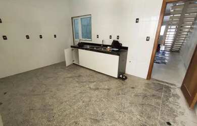 Imagem: A casa possui 5 Dormitórios, 5 Banheiros, 2 Vagas na garagem