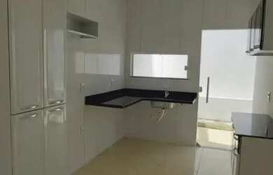 Imagem: A casa possui 2 Dormitórios, 2 Banheiros, 2 Vagas na garagem