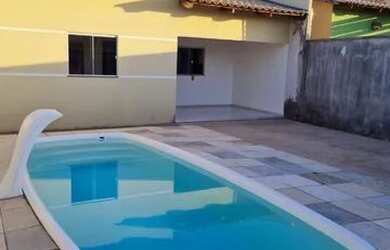 Imagem: A casa possui 3 Dormitórios, 2 Banheiros, 2 Vagas na garagem