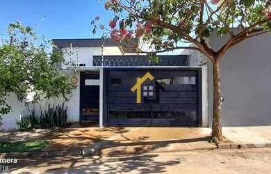 Imagem: A casa possui 3 Dormitórios, 3 Banheiros, 2 Vagas na garagem