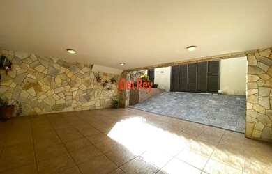 Imagem: A casa possui 4 Dormitórios, 3 Banheiros, 3 Vagas na garagem