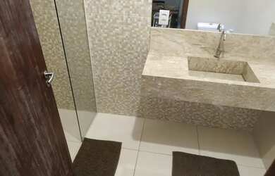 Imagem: A casa possui 3 Dormitórios, 2 Banheiros, 2 Vagas na garagem