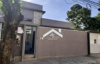 Imagem: A casa possui 3 Dormitórios, 2 Banheiros, 2 Vagas na garagem