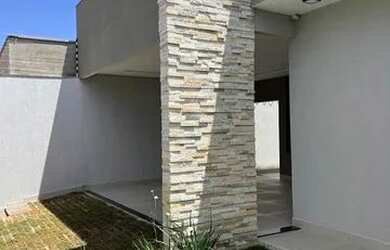 Imagem: A casa possui 3 Dormitórios, 2 Banheiros, 3 Vagas na garagem