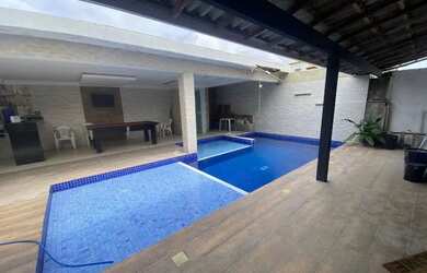 Imagem: A casa possui 4 Dormitórios, Acomodam 20 pessoas, 5 Vagas na