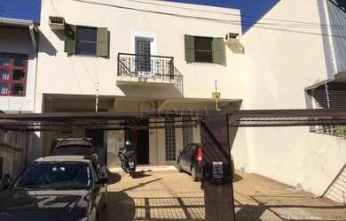 Imagem: A casa possui 5 Dormitórios, 3 Banheiros, 5 Vagas na garagem