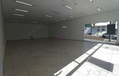 Imagem: O depósito à venda possui 5 Vagas na garagem e 220m² de Área