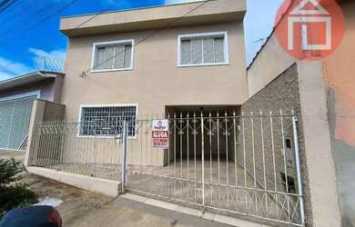 Imagem: A casa possui 3 Dormitórios, 2 Banheiros, 1 Vaga na garagem