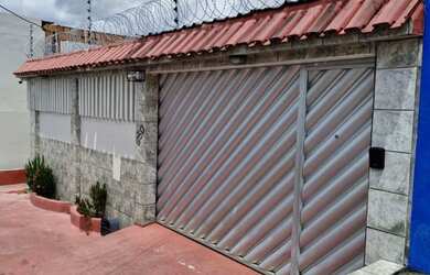 Imagem: A casa possui 3 Dormitórios, 3 Banheiros, 2 Vagas na garagem